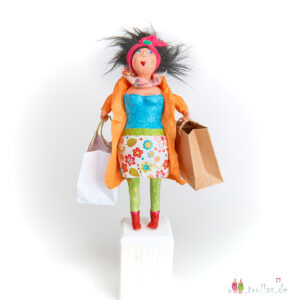 Shopping-Trulla - Greta ist eine handgefertigte Figur aus Pappmachee. Trullas sind Geschenkideen fur Menschen die handgemachte Kunst schätzen.