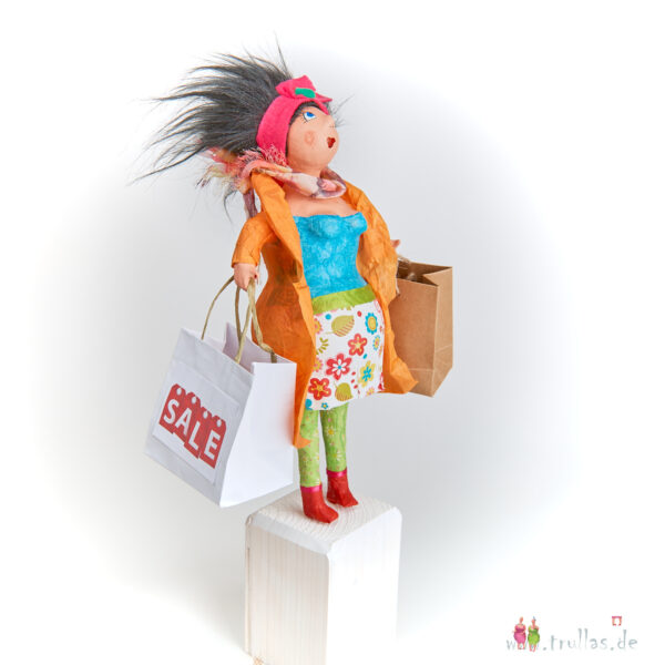 Shopping-Trulla - Greta ist eine handgefertigte Figur aus Pappmachee. Trullas sind Geschenkideen fur Menschen die handgemachte Kunst schätzen.