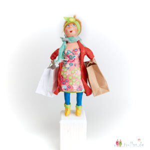 Shopping-Trulla - Olivia ist eine handgefertigte Figur aus Pappmachee. Trullas sind Geschenkideen fur Menschen die handgemachte Kunst schätzen.