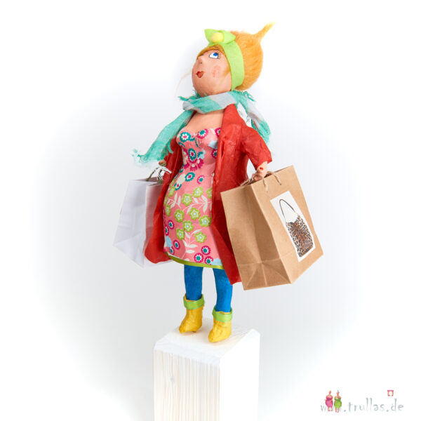 Shopping-Trulla - Olivia ist eine handgefertigte Figur aus Pappmachee. Trullas sind Geschenkideen fur Menschen die handgemachte Kunst schätzen.