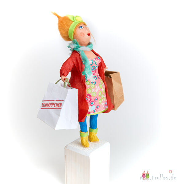Shopping-Trulla - Olivia ist eine handgefertigte Figur aus Pappmachee. Trullas sind Geschenkideen fur Menschen die handgemachte Kunst schätzen.