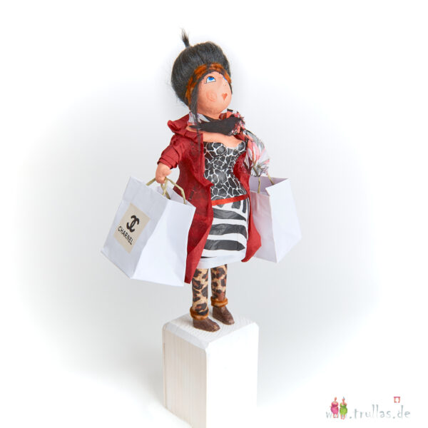 Shopping-Trulla - Flora ist eine handgefertigte Figur aus Pappmachee. Trullas sind Geschenkideen fur Menschen die handgemachte Kunst schätzen.