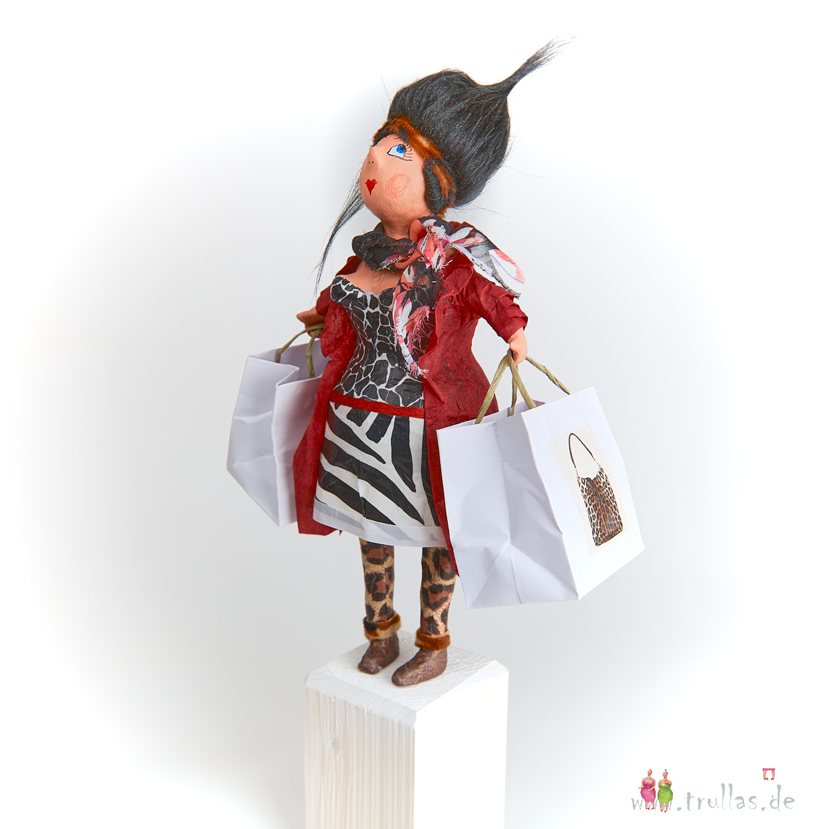 Shopping-Trulla - Flora ist eine handgefertigte Figur aus Pappmachee. Trullas sind Geschenkideen fur Menschen die handgemachte Kunst schätzen.