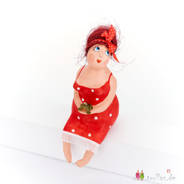 Fräulein - Rosina ist eine handgefertigte Figur aus Pappmachee. Trullas sind Geschenkideen fur Menschen die handgemachte Kunst schätzen.