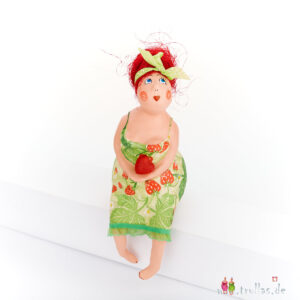 Fräulein - Elinor ist eine handgefertigte Figur aus Pappmachee. Trullas sind Geschenkideen fur Menschen die handgemachte Kunst schätzen.