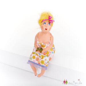 Fräulein - Rosalia ist eine handgefertigte Figur aus Pappmachee. Trullas sind Geschenkideen fur Menschen die handgemachte Kunst schätzen.