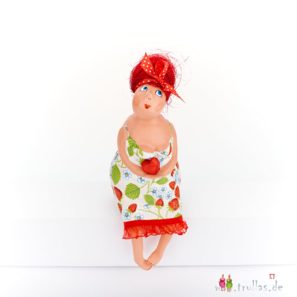 Fräulein - Edeltraut ist eine handgefertigte Figur aus Pappmachee. Trullas sind Geschenkideen fur Menschen die handgemachte Kunst schätzen.