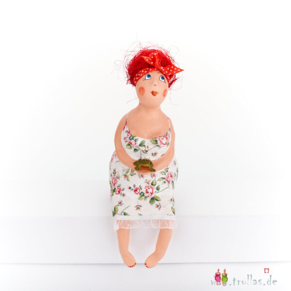 Fräulein - Raphaela ist eine handgefertigte Figur aus Pappmachee. Trullas sind Geschenkideen fur Menschen die handgemachte Kunst schätzen.