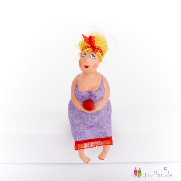 Fräulein - Evi ist eine handgefertigte Figur aus Pappmachee. Trullas sind Geschenkideen fur Menschen die handgemachte Kunst schätzen.