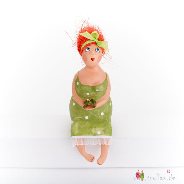 Fräulein - Ravena ist eine handgefertigte Figur aus Pappmachee. Trullas sind Geschenkideen fur Menschen die handgemachte Kunst schätzen.