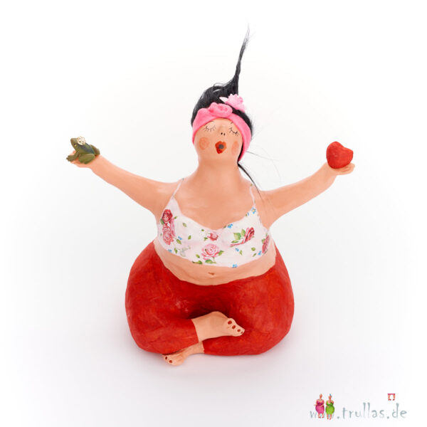 Yoga-Trulla - Hannah ist eine handgefertigte Figur aus Pappmachee. Trullas sind Geschenkideen fur Menschen die handgemachte Kunst schätzen.