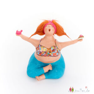 Yoga-Trulla - Nina ist eine handgefertigte Figur aus Pappmachee. Trullas sind Geschenkideen fur Menschen die handgemachte Kunst schätzen.