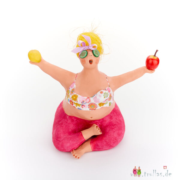 Yoga-Trulla - Irina ist eine handgefertigte Figur aus Pappmachee. Trullas sind Geschenkideen fur Menschen die handgemachte Kunst schätzen.