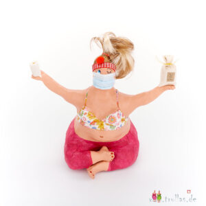 Yoga-Trulla - Ursula ist eine handgefertigte Figur aus Pappmachee. Trullas sind Geschenkideen fur Menschen die handgemachte Kunst schätzen.