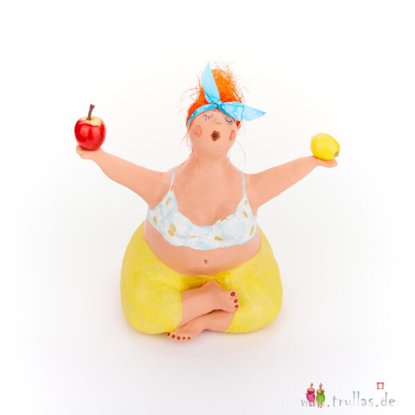 Yoga-Trulla - Wanda ist eine handgefertigte Figur aus Pappmachee. Trullas sind Geschenkideen fur Menschen die handgemachte Kunst schätzen.