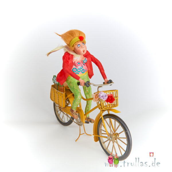 Biker-Trulla - Marie Luise ist eine handgefertigte Figur aus Pappmachee. Trullas sind Geschenkideen fur Menschen die handgemachte Kunst schätzen.