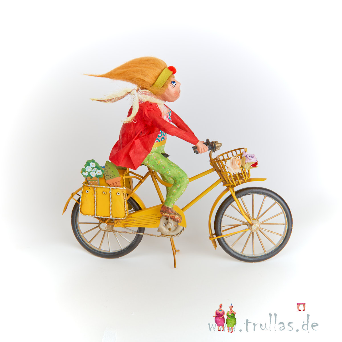 Biker-Trulla - Marie Luise ist eine handgefertigte Figur aus Pappmachee. Trullas sind Geschenkideen fur Menschen die handgemachte Kunst schätzen.