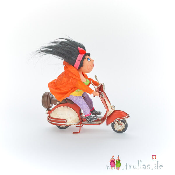 Vespa-Trulla - Lulu ist eine handgefertigte Figur aus Pappmachee. Trullas sind geschenke fur Menschen die handgemachte Kunst schätzen.