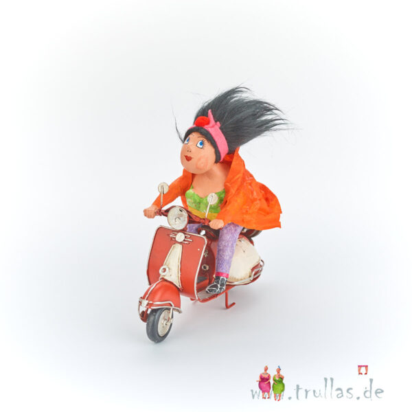 Vespa-Trulla - Lulu ist eine handgefertigte Figur aus Pappmachee. Trullas sind geschenke fur Menschen die handgemachte Kunst schätzen.