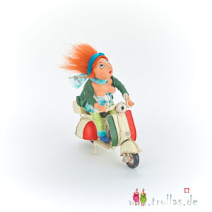 Vespa-Trulla - Gina  ist eine handgefertigte Figur aus Pappmachee. Trullas sind geschenke fur Menschen die handgemachte Kunst schätzen.