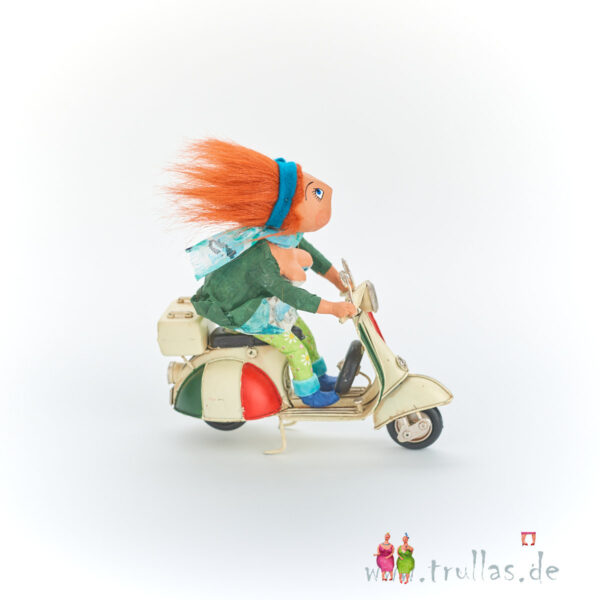 Vespa-Trulla - Gina  ist eine handgefertigte Figur aus Pappmachee. Trullas sind geschenke fur Menschen die handgemachte Kunst schätzen.