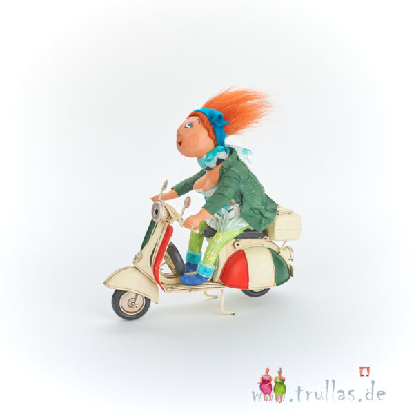 Vespa-Trulla - Gina  ist eine handgefertigte Figur aus Pappmachee. Trullas sind geschenke fur Menschen die handgemachte Kunst schätzen.