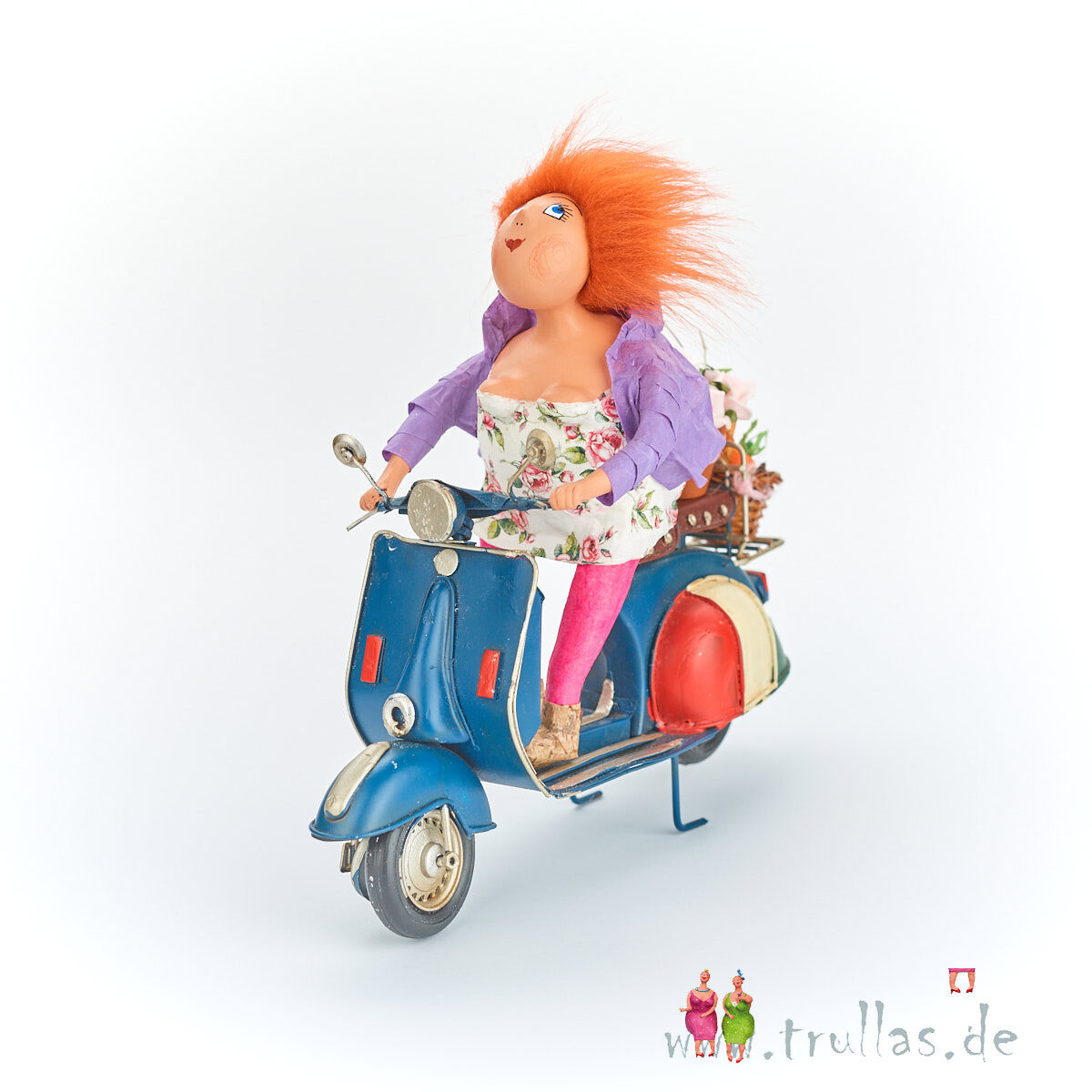 Vespa-Trulla - Bernadette ist eine handgefertigte Figur aus Pappmachee. Trullas sind geschenke fur Menschen die handgemachte Kunst schätzen.