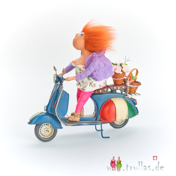 Vespa-Trulla - Bernadette ist eine handgefertigte Figur aus Pappmachee. Trullas sind geschenke fur Menschen die handgemachte Kunst schätzen.