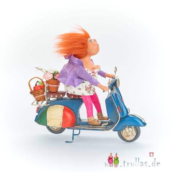 Vespa-Trulla - Bernadette ist eine handgefertigte Figur aus Pappmachee. Trullas sind geschenke fur Menschen die handgemachte Kunst schätzen.