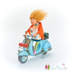 Vespa-Trulla - Marlene ist eine handgefertigte Figur aus Pappmachee. Trullas sind geschenke fur Menschen die handgemachte Kunst schätzen.