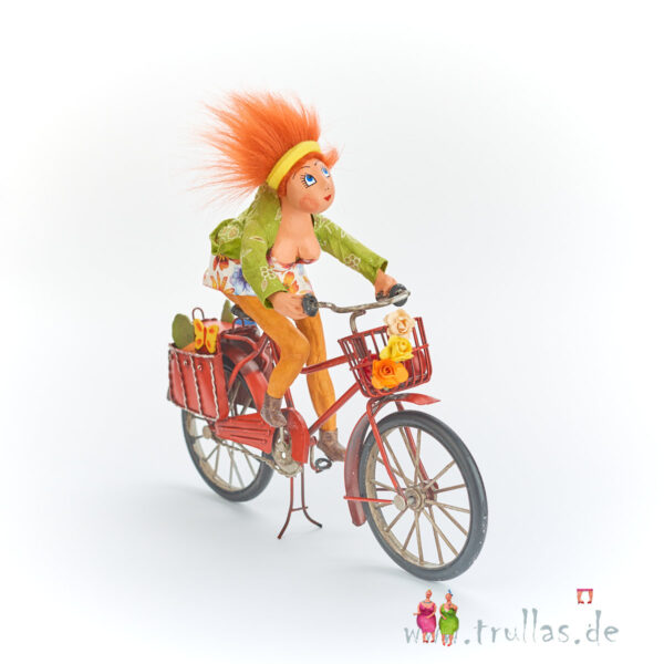 Biker-Trulla - Marie Rosa ist eine handgefertigte Figur aus Pappmachee. Trullas sind Geschenkideen fur Menschen die handgemachte Kunst schätzen.