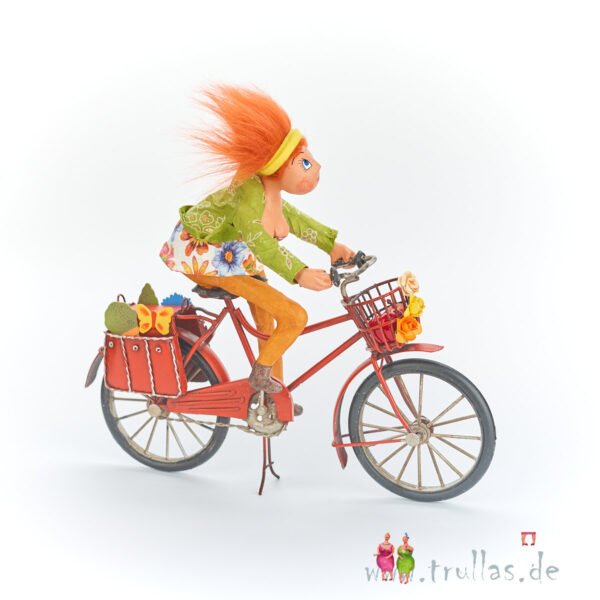 Biker-Trulla - Marie Rosa ist eine handgefertigte Figur aus Pappmachee. Trullas sind Geschenkideen fur Menschen die handgemachte Kunst schätzen.