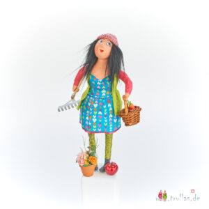 Gärtnerin-Trulla - Klara ist eine handgefertigte Figur aus Pappmachee. Trullas sind Geschenkideen fur Menschen die handgemachte Kunst schätzen.