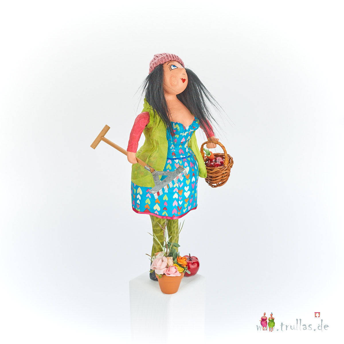 Gärtnerin-Trulla - Klara ist eine handgefertigte Figur aus Pappmachee. Trullas sind Geschenkideen fur Menschen die handgemachte Kunst schätzen.