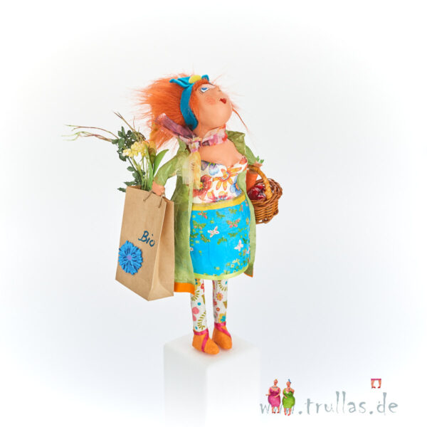 Shopping-Trulla - Lucia ist eine handgefertigte Figur aus Pappmachee. Trullas sind Geschenkideen fur Menschen die handgemachte Kunst schätzen.