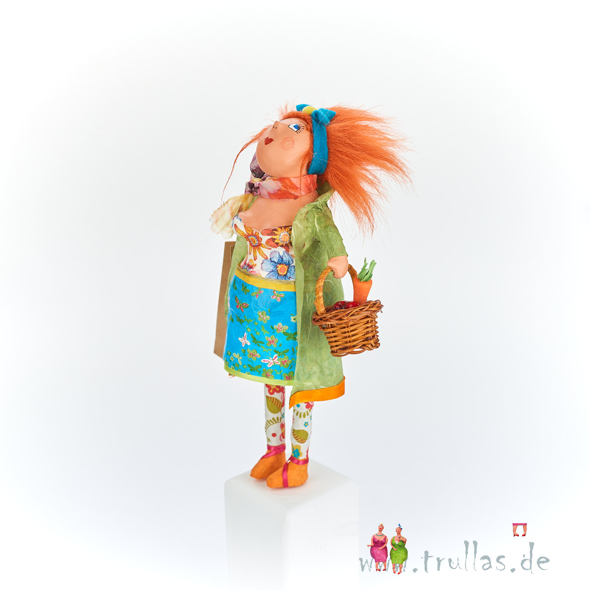 Shopping-Trulla - Lucia ist eine handgefertigte Figur aus Pappmachee. Trullas sind Geschenkideen fur Menschen die handgemachte Kunst schätzen.