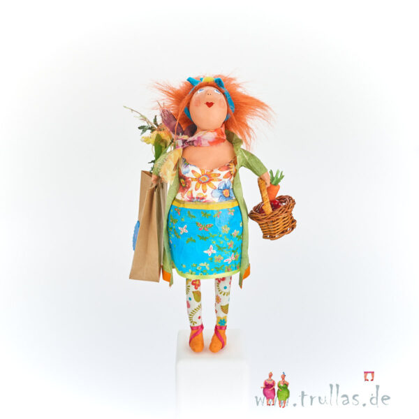 Shopping-Trulla - Lucia ist eine handgefertigte Figur aus Pappmachee. Trullas sind Geschenkideen fur Menschen die handgemachte Kunst schätzen.