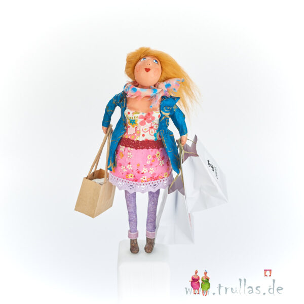 Shopping-Trulla - Gabi ist eine handgefertigte Figur aus Pappmachee. Trullas sind Geschenkideen fur Menschen die handgemachte Kunst schätzen.