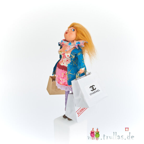 Shopping-Trulla - Gabi ist eine handgefertigte Figur aus Pappmachee. Trullas sind Geschenkideen fur Menschen die handgemachte Kunst schätzen.