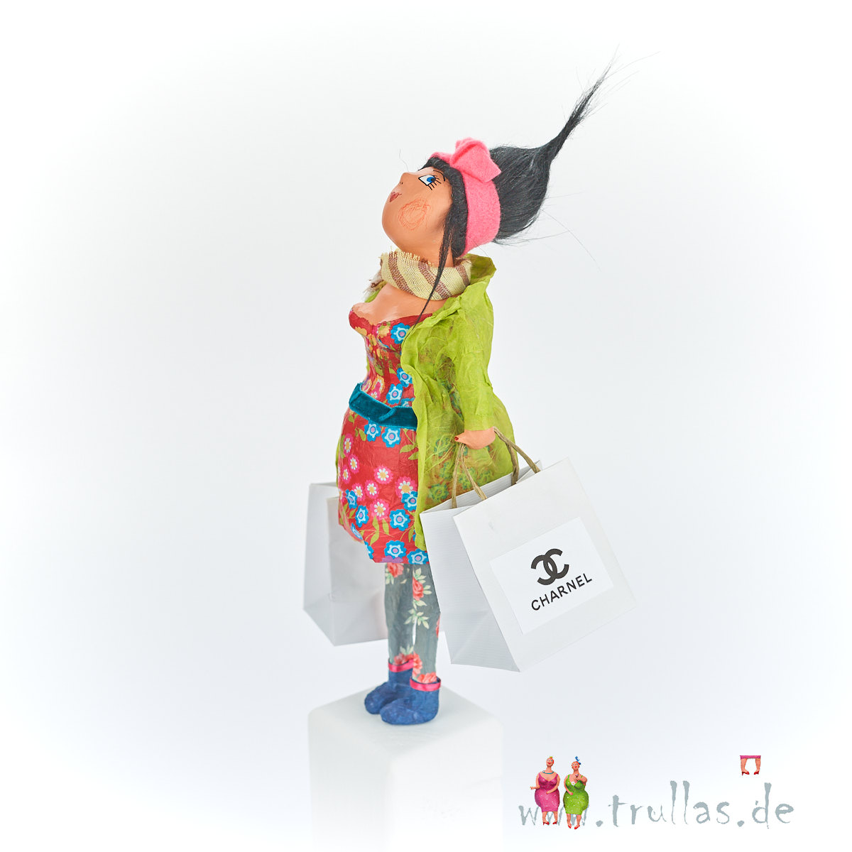 Shopping-Trulla - Mareike ist eine handgefertigte Figur aus Pappmachee. Trullas sind Geschenkideen fur Menschen die handgemachte Kunst schätzen.