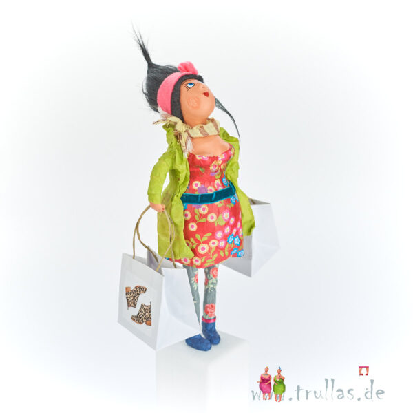 Shopping-Trulla - Mareike ist eine handgefertigte Figur aus Pappmachee. Trullas sind Geschenkideen fur Menschen die handgemachte Kunst schätzen.