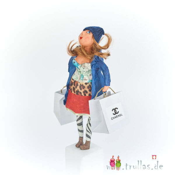 Shopping-Trulla - Katy ist eine handgefertigte Figur aus Pappmachee. Trullas sind Geschenkideen fur Menschen die handgemachte Kunst schätzen.