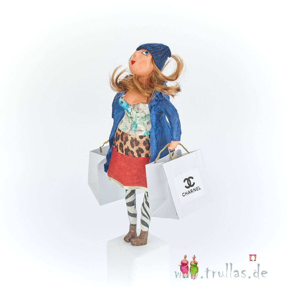 Shopping-Trulla - Katy ist eine handgefertigte Figur aus Pappmachee. Trullas sind Geschenkideen fur Menschen die handgemachte Kunst schätzen.