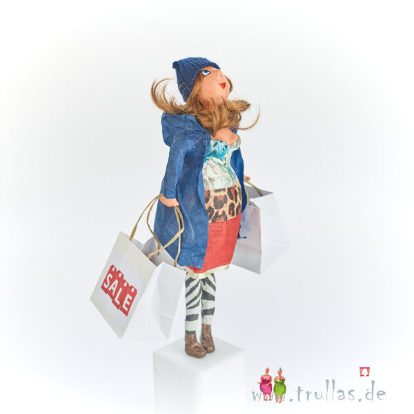 Shopping-Trulla - Katy ist eine handgefertigte Figur aus Pappmachee. Trullas sind Geschenkideen fur Menschen die handgemachte Kunst schätzen.