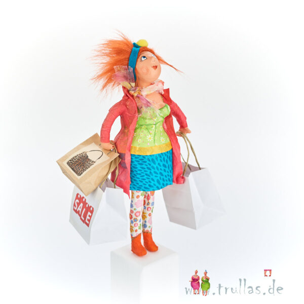 Shopping-Trulla - Jenny ist eine handgefertigte Figur aus Pappmachee. Trullas sind Geschenkideen fur Menschen die handgemachte Kunst schätzen.