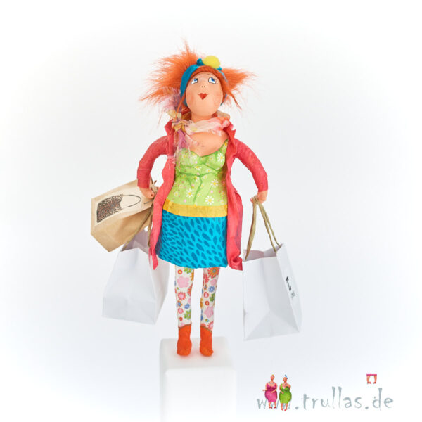 Shopping-Trulla - Jenny ist eine handgefertigte Figur aus Pappmachee. Trullas sind Geschenkideen fur Menschen die handgemachte Kunst schätzen.