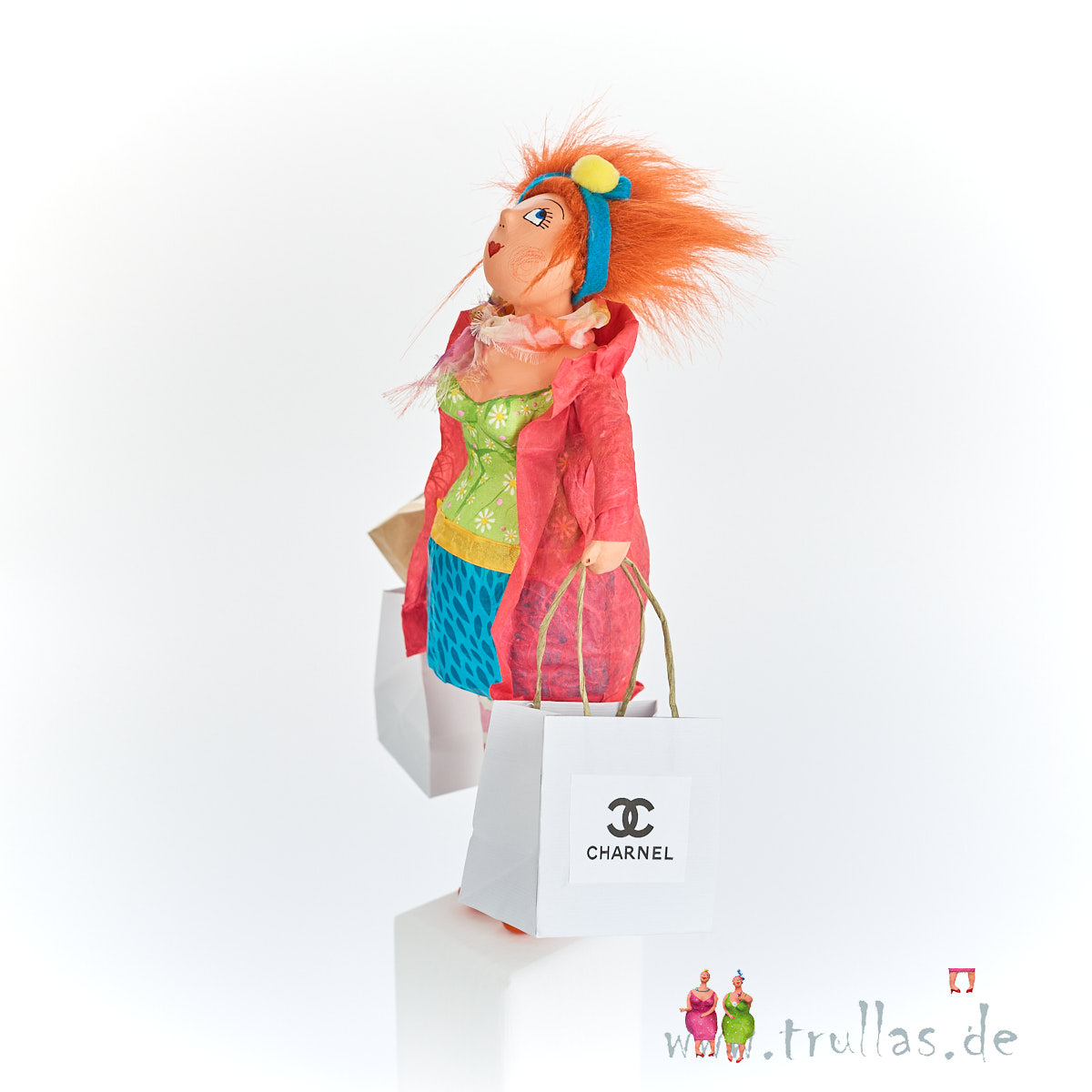Shopping-Trulla - Jenny ist eine handgefertigte Figur aus Pappmachee. Trullas sind Geschenkideen fur Menschen die handgemachte Kunst schätzen.